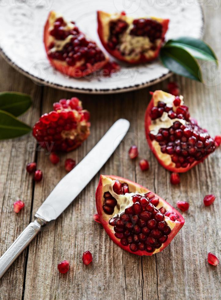 frutas maduras de romã foto