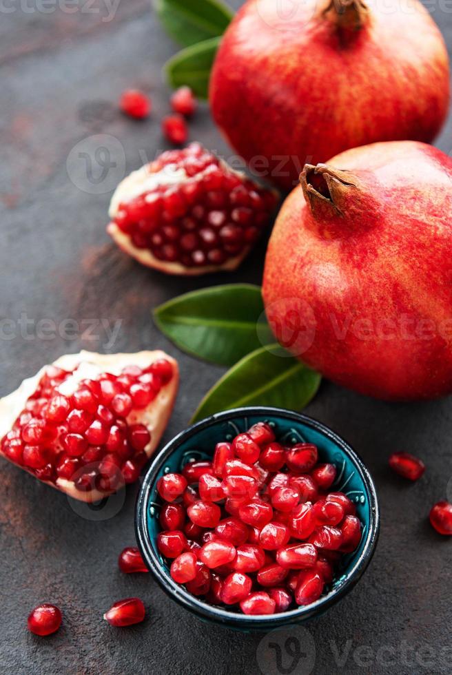 frutas maduras de romã foto