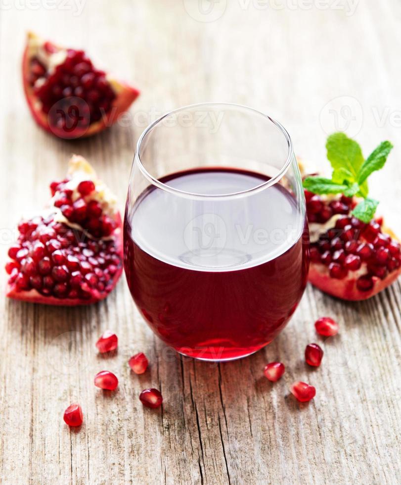 suco de romã com frutas frescas de romã foto