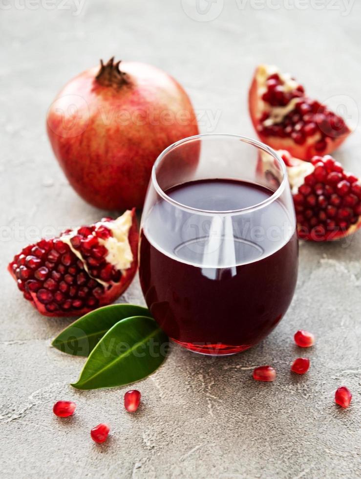 suco de romã com frutas frescas de romã foto