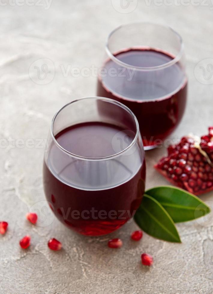 suco de romã com frutas frescas de romã foto