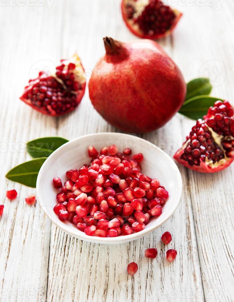 frutas maduras de romã foto