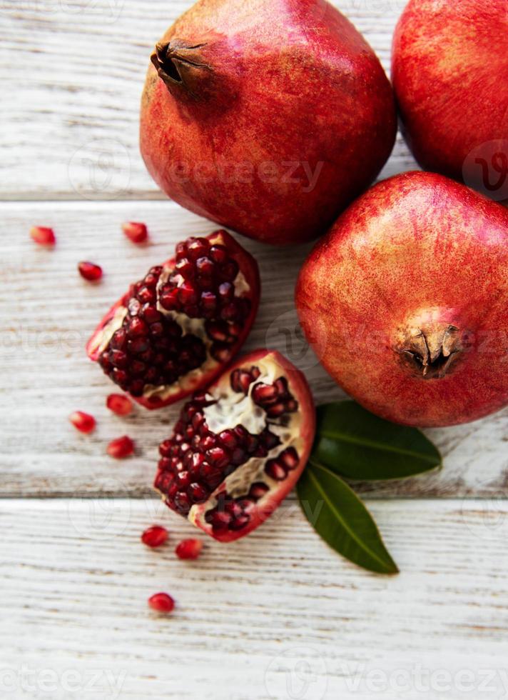 frutas maduras de romã foto