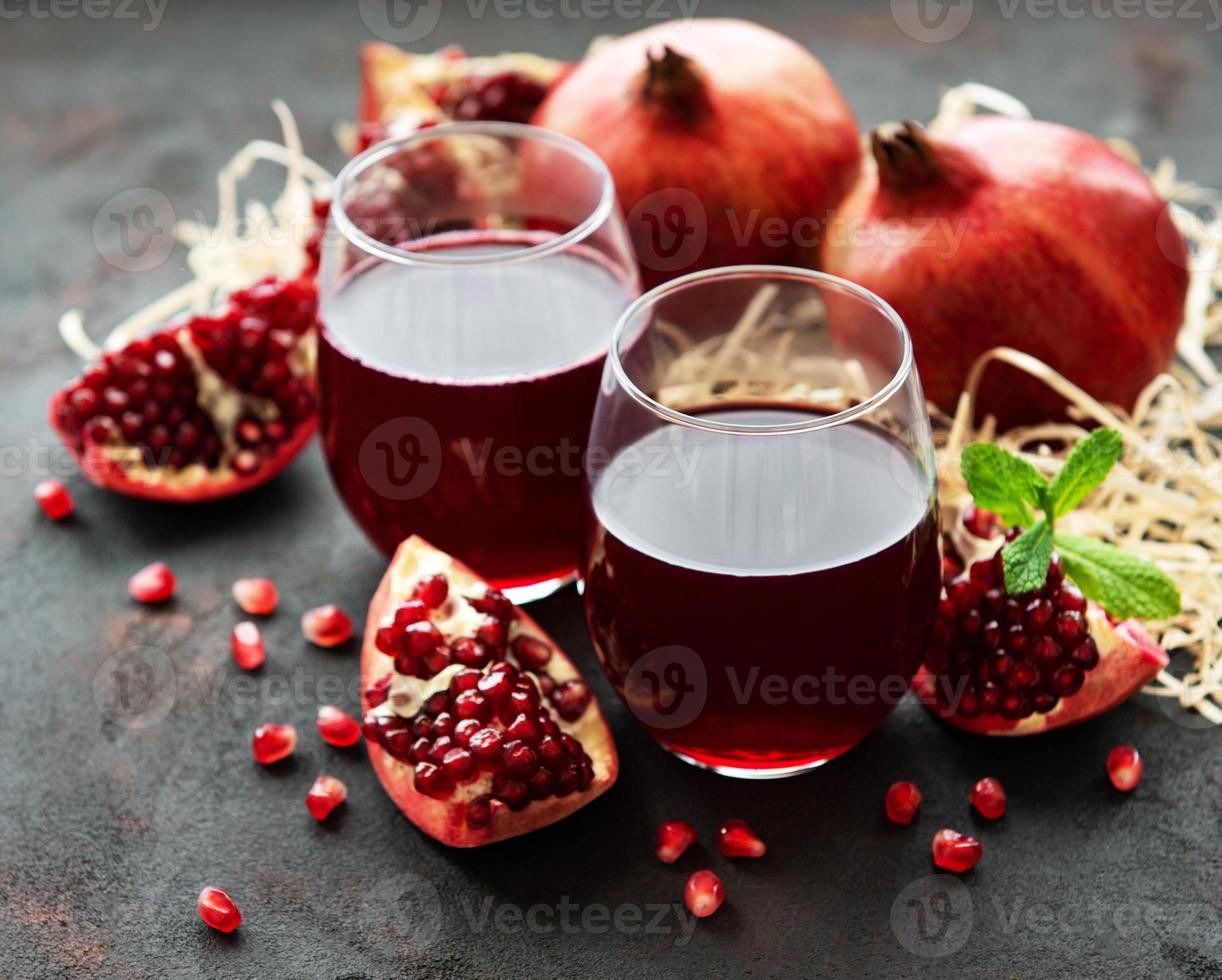 suco de romã com frutas frescas de romã foto