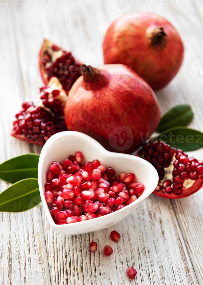 frutas maduras de romã foto