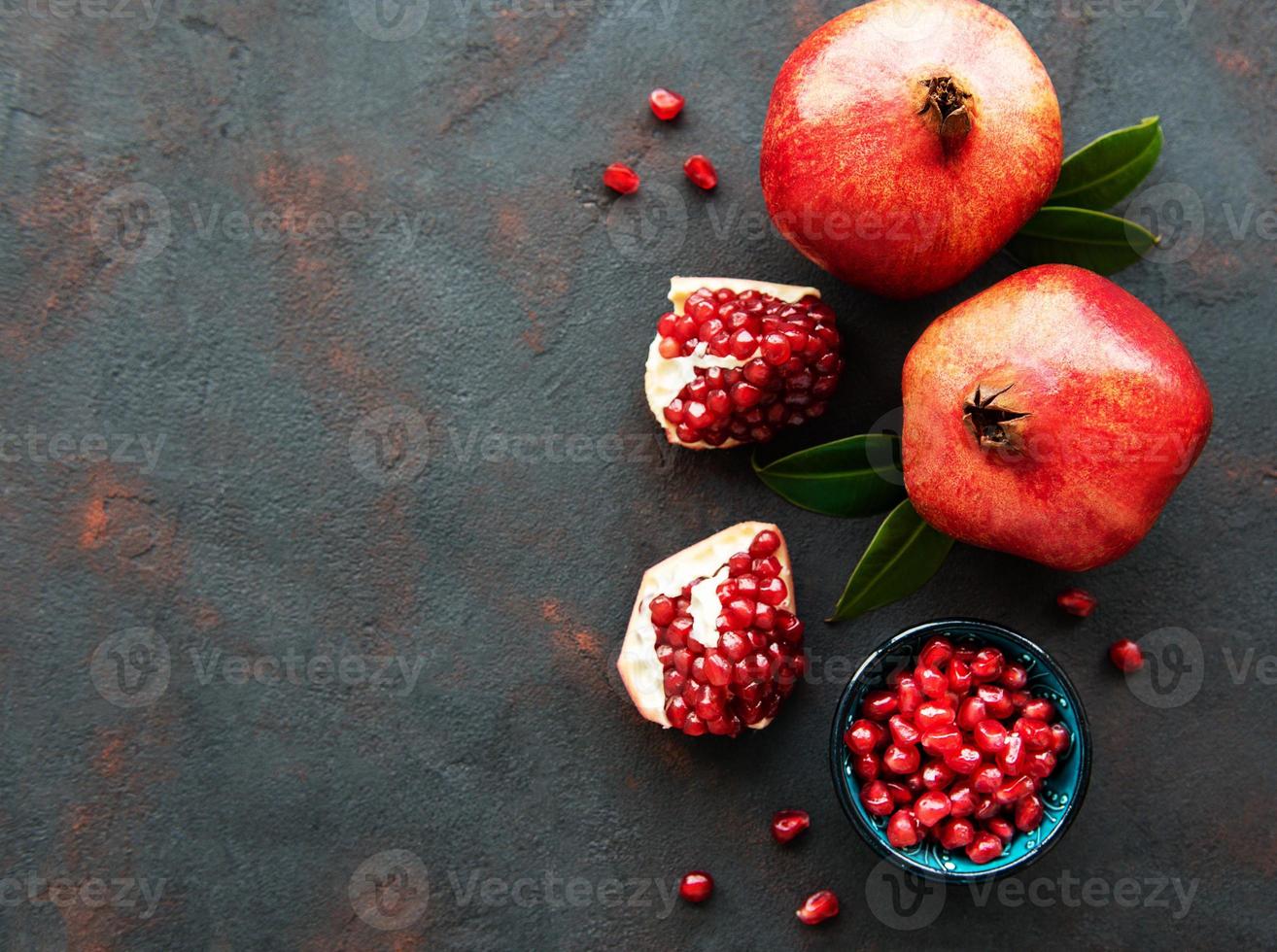 frutas maduras de romã foto