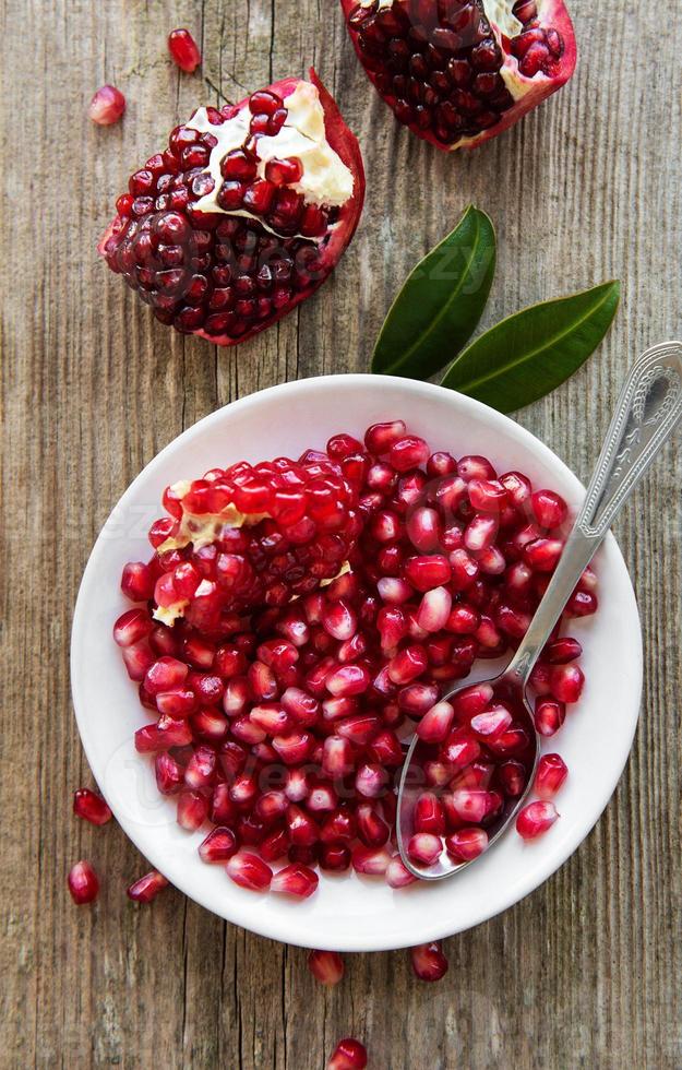 frutas maduras de romã foto