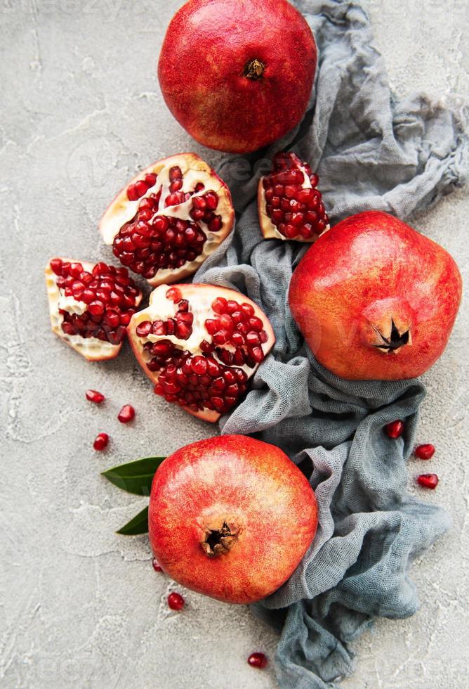 frutas maduras de romã foto