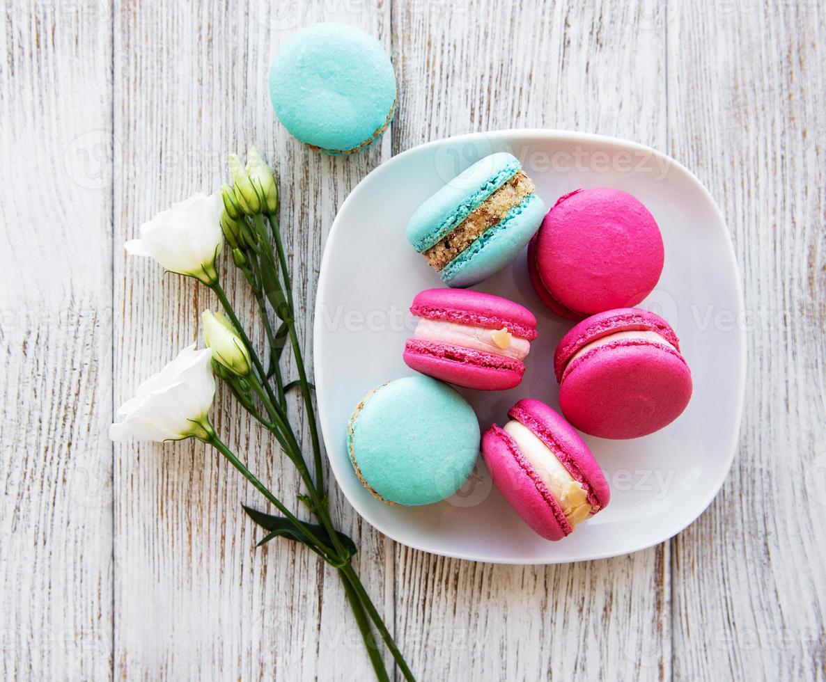 macarons coloridos e flores foto