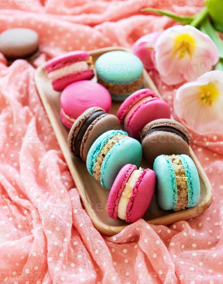 macaroons coloridos e tulipas foto