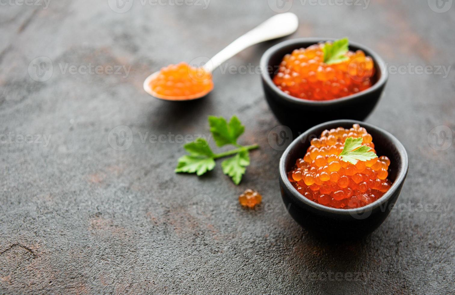 caviar vermelho em tigelas foto