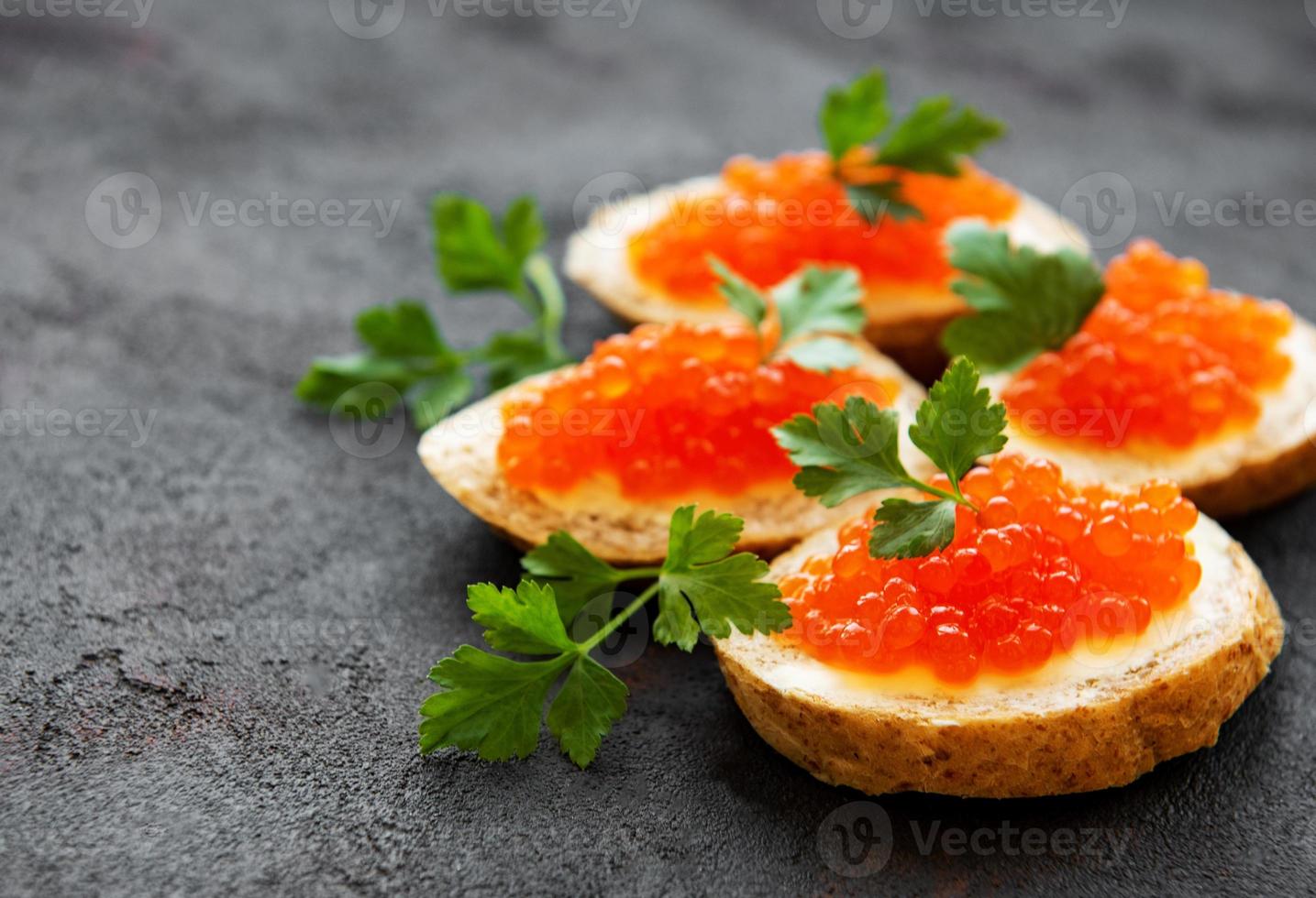 sanduíches com caviar vermelho foto