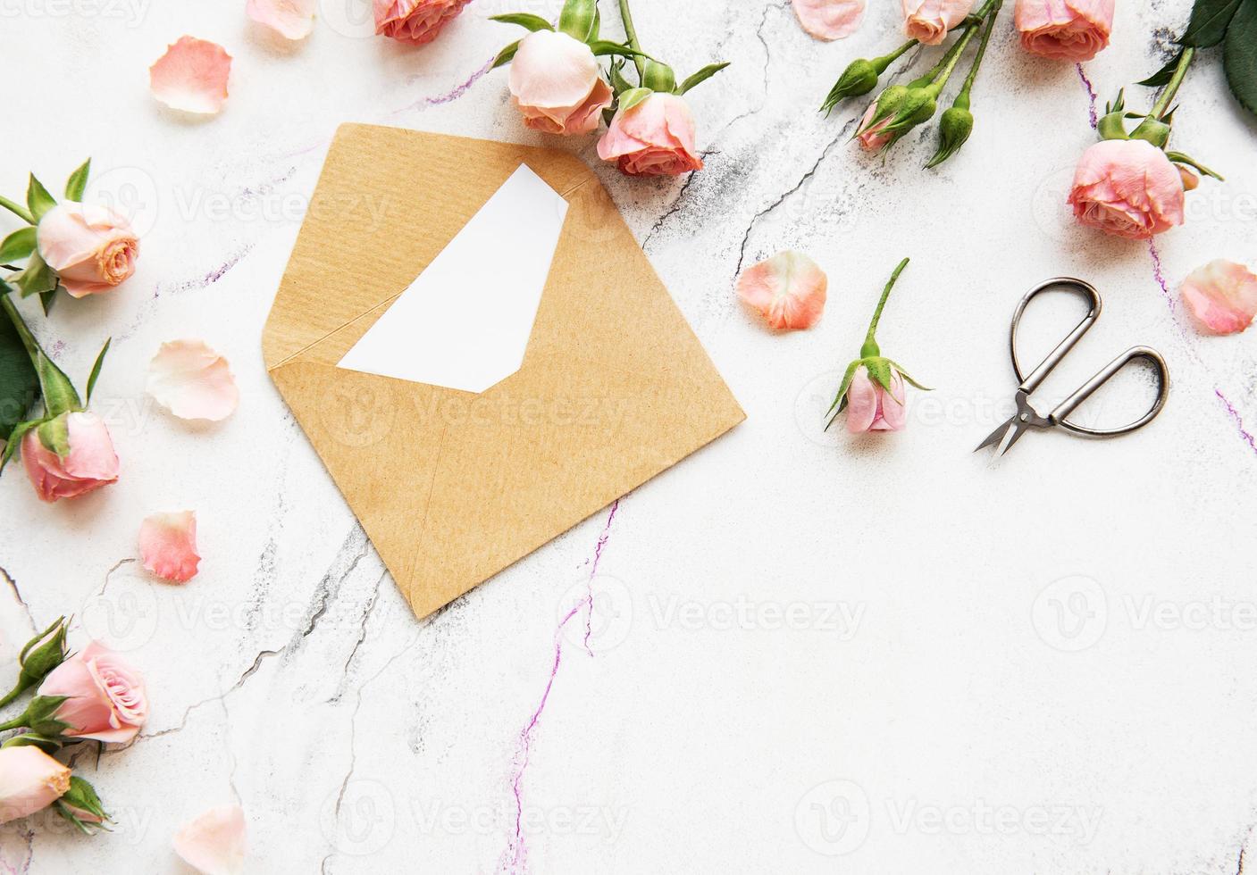 rosas cor de rosa e envelope foto