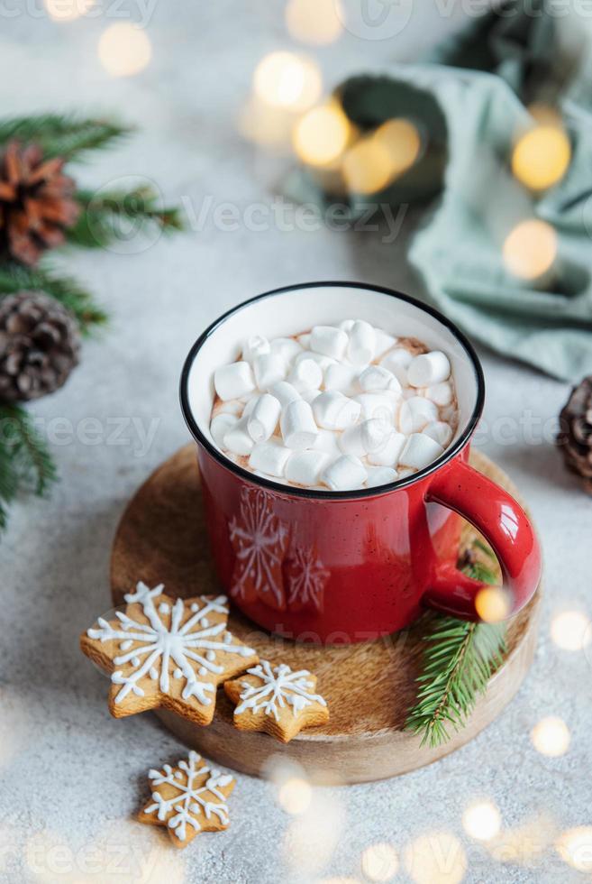 cacau quente de natal no copo vermelho foto