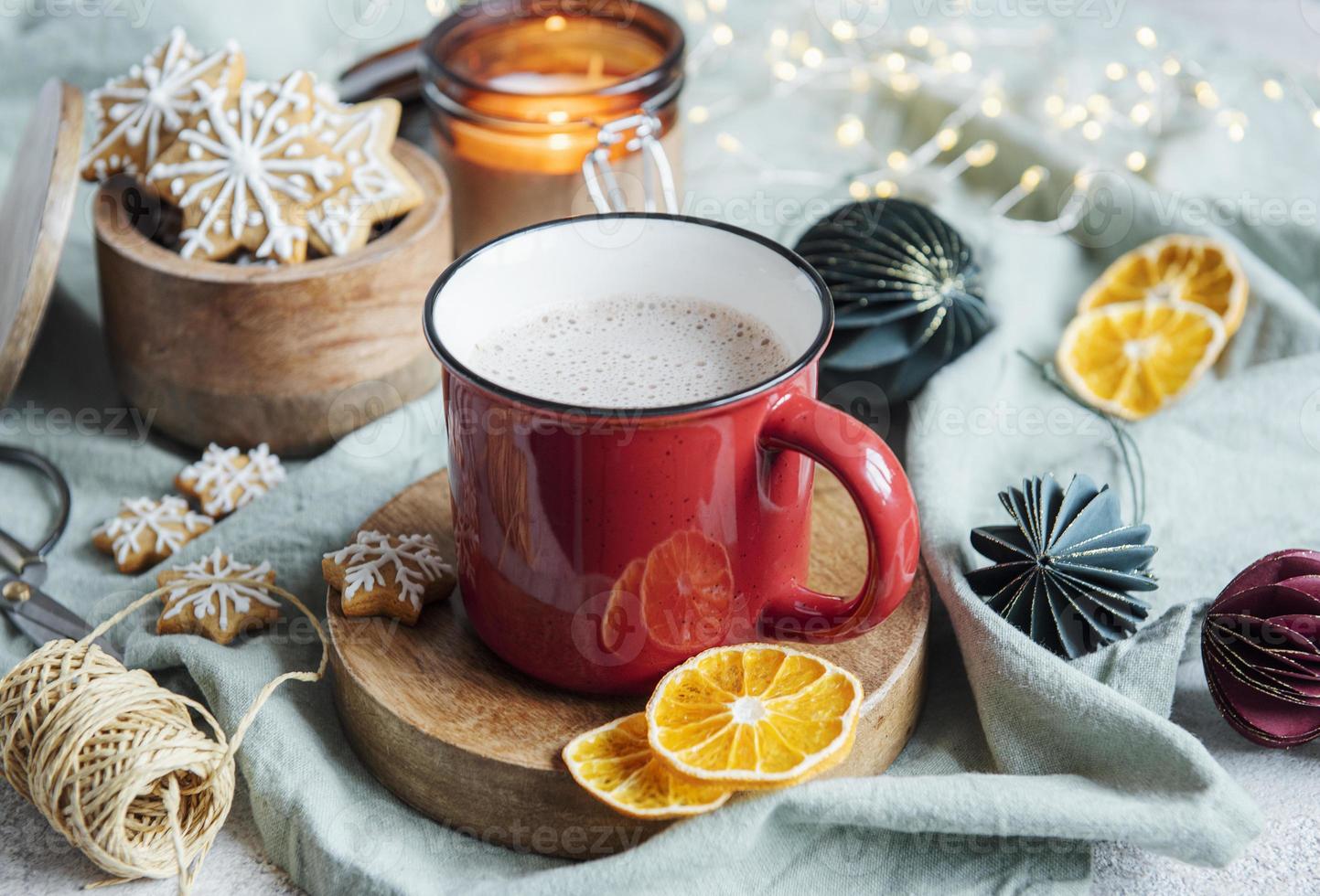 cacau quente de natal no copo vermelho foto