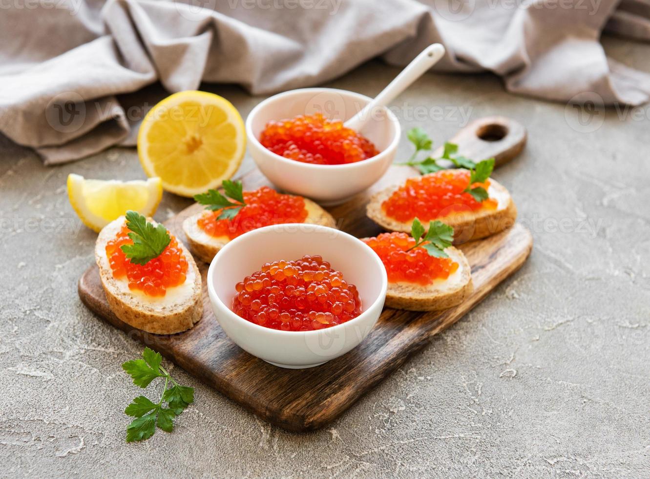 caviar vermelho na tigela e sanduíches foto