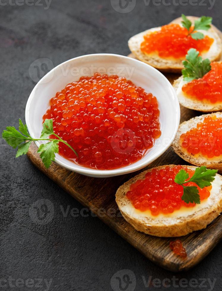 sanduíches com caviar vermelho foto