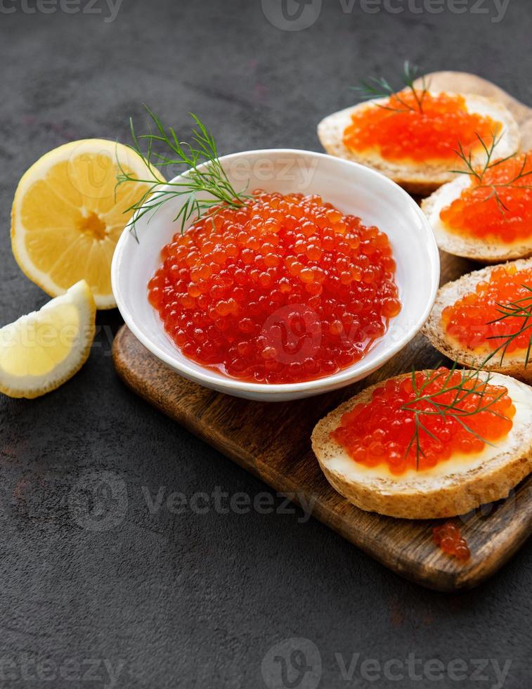 sanduíches com caviar vermelho foto