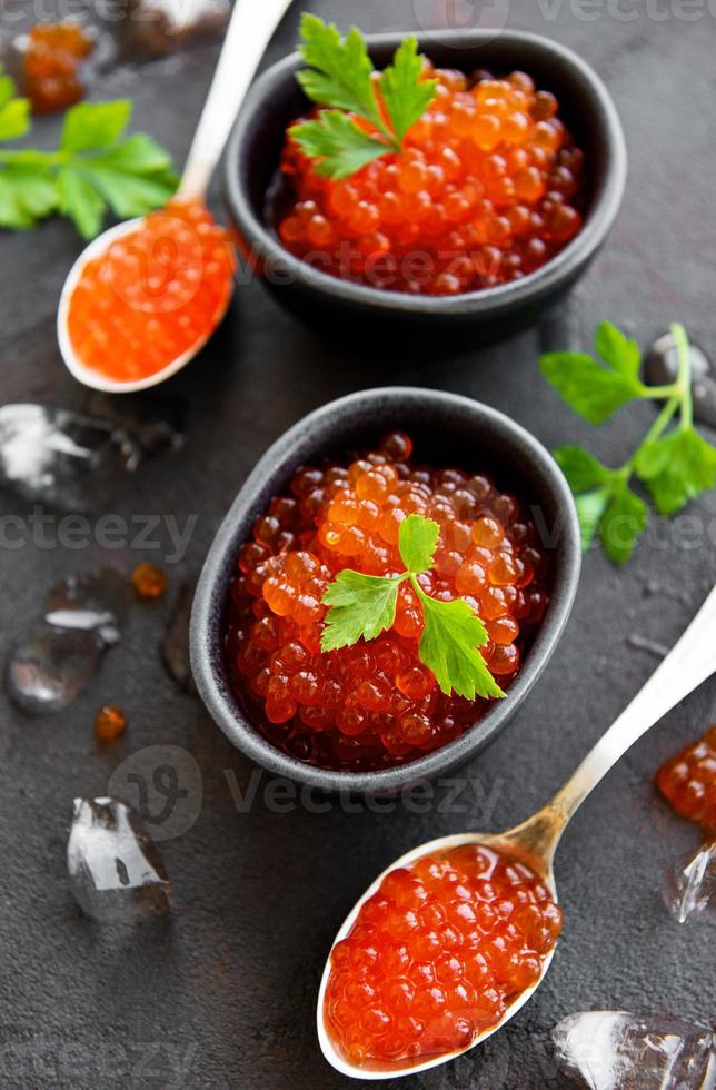 caviar vermelho em um fundo preto foto