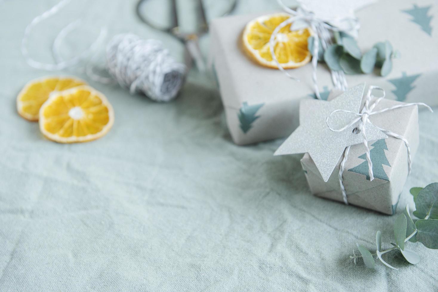 caixa de presente artesanal decorativa de natal embrulhada em papel kraft marrom foto