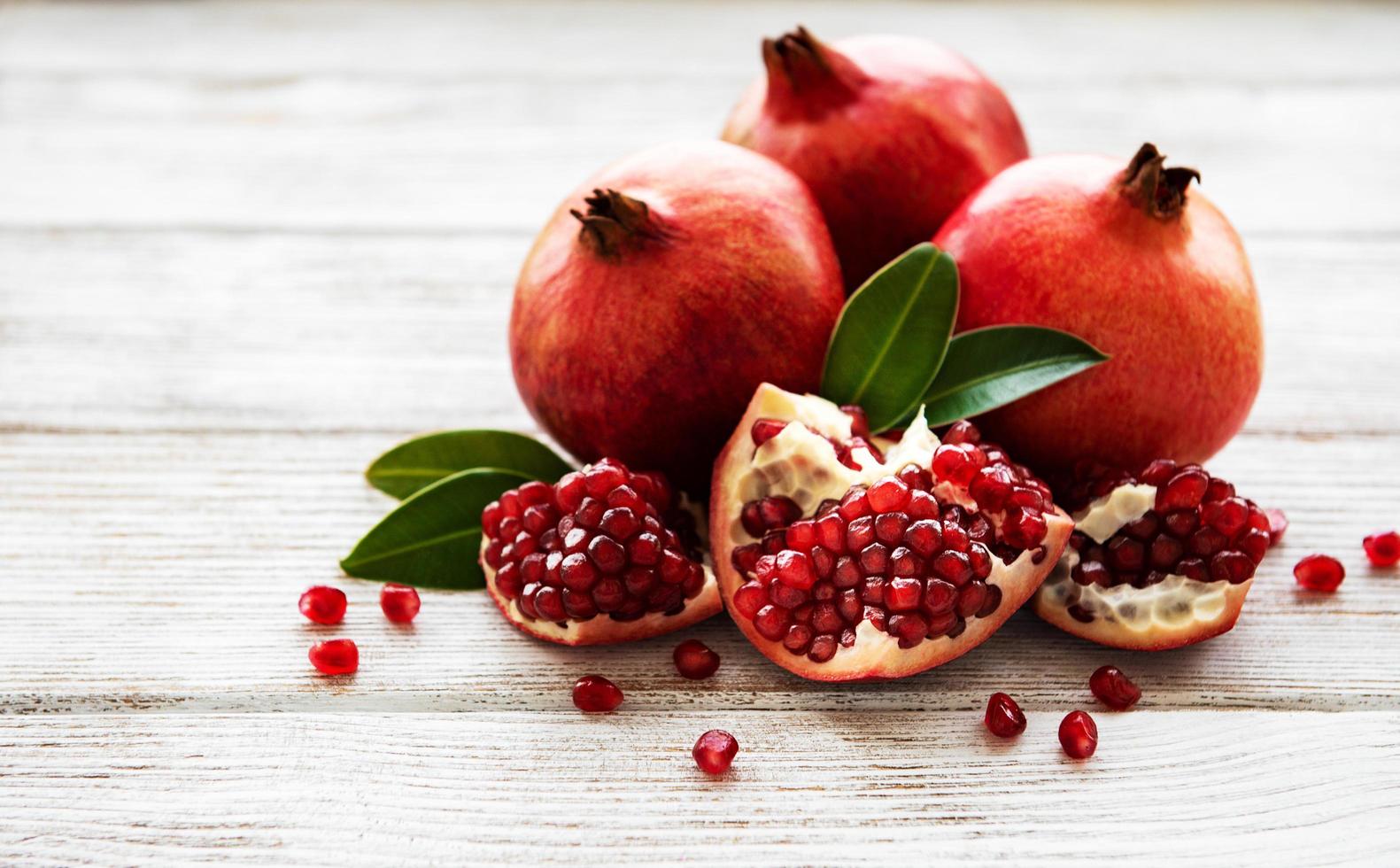 frutas maduras de romã foto