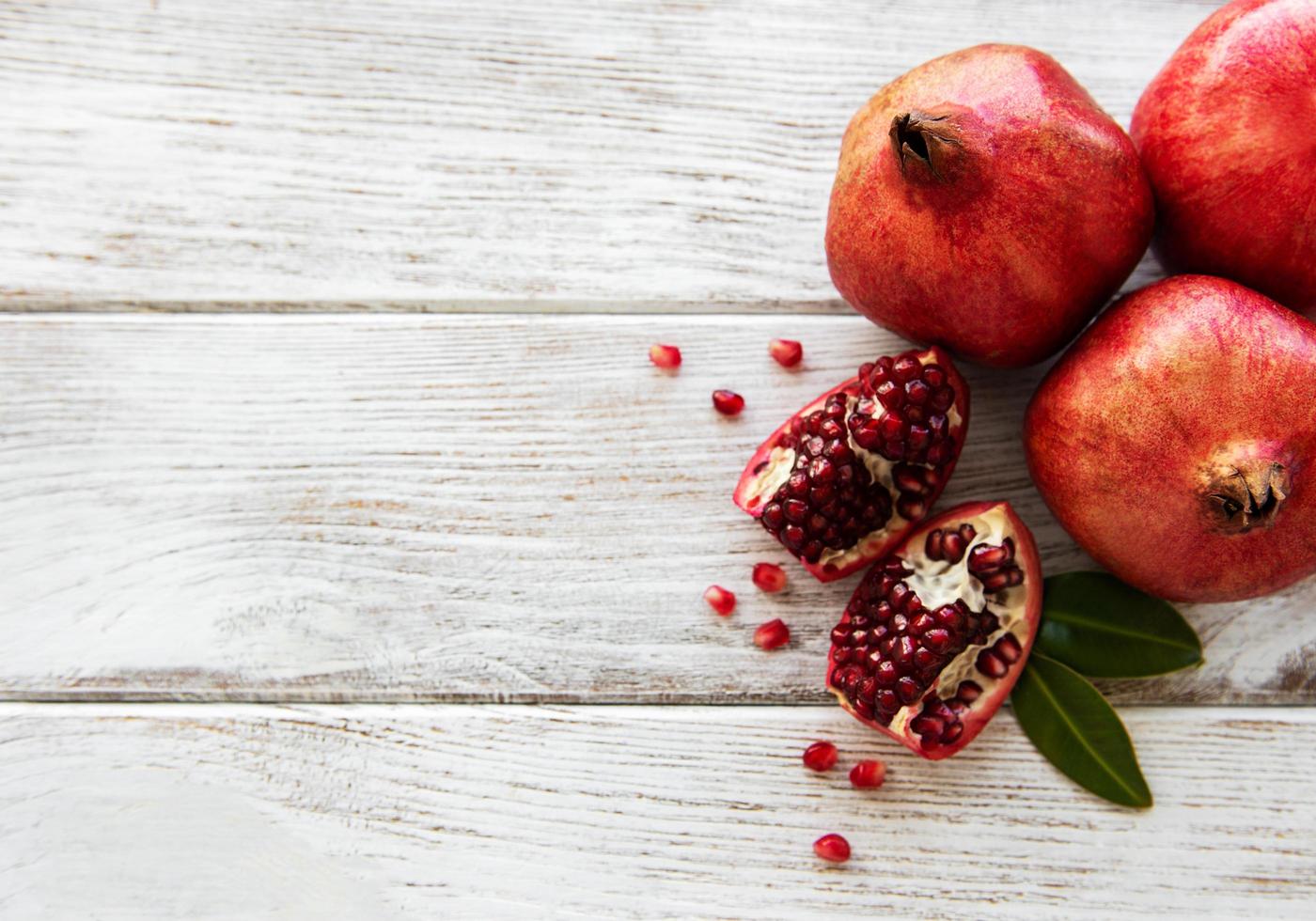 frutas maduras de romã foto