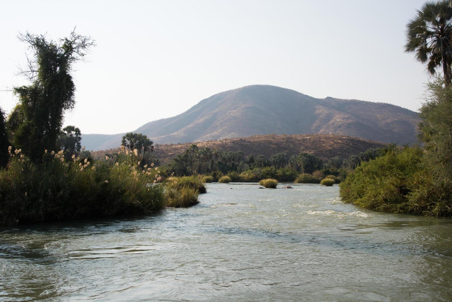rio kunene, visto de uma ponte. devido ao seu riacho, é um local bastante conhecido para a prática de rafting. no norte da namíbia. foto