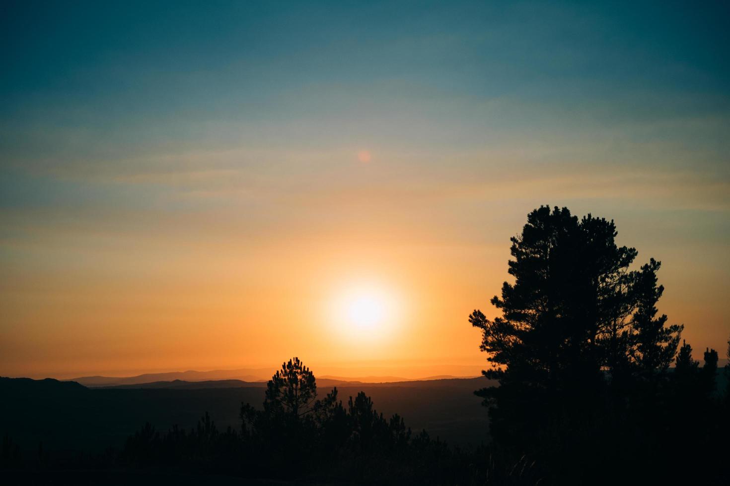 pôr do sol na montanha foto