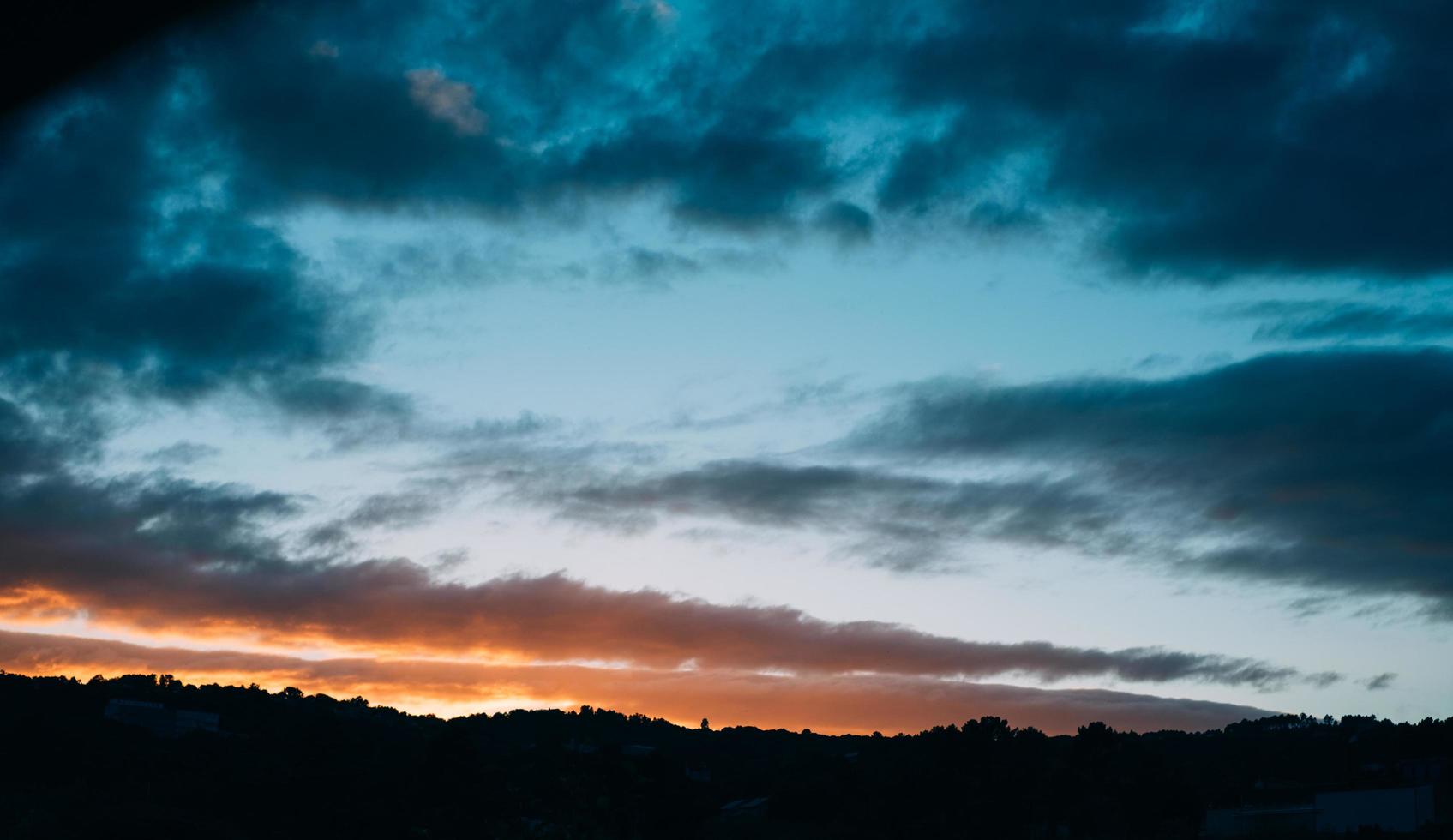 pôr do sol na montanha foto