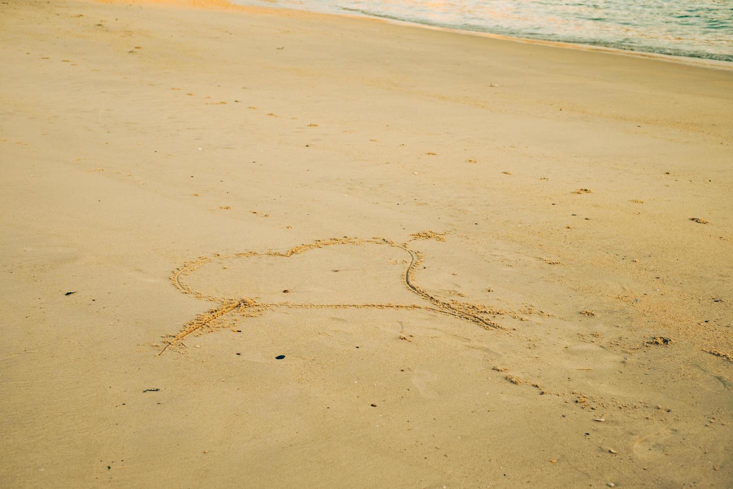 coração desenhar areia amor foto