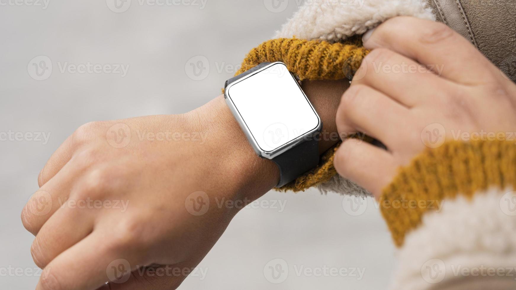 mulher usando smartwatch em branco foto