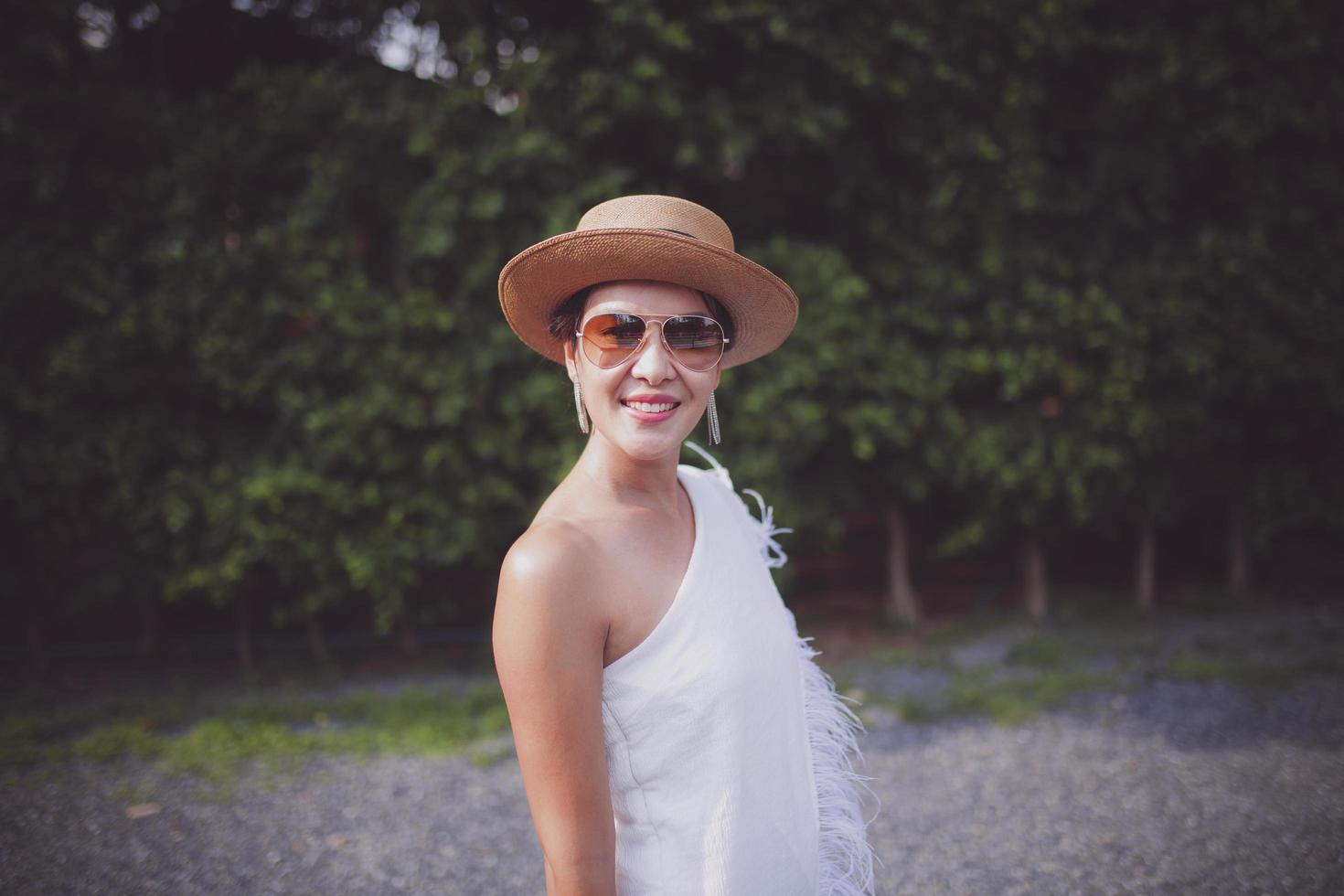 retrato de uma linda mulher asiática com um lindo vestido em pé ao ar livre foto