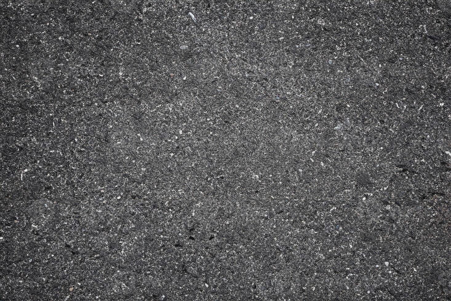 uma suave Sombrio cinzento asfalto calçada textura com pequeno pedras, asfalto Sombrio textura para estradas, solo textura fundo foto