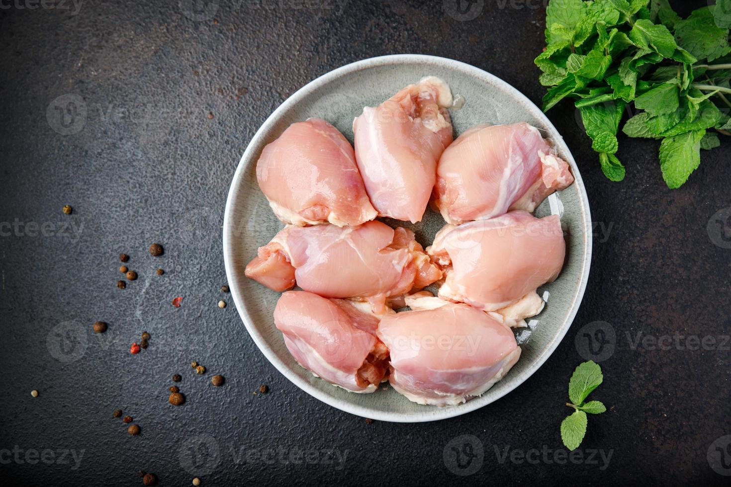 fundo de alimentos crus desossados de carne de frango foto