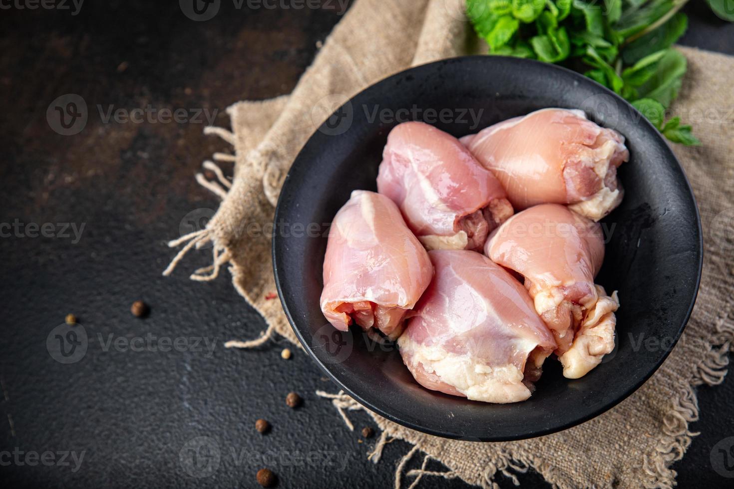 fundo de alimentos crus desossados de carne de frango foto