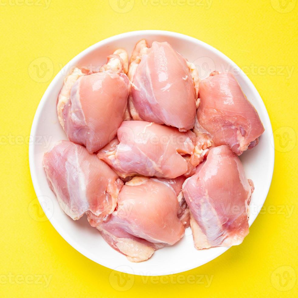 fundo de alimentos crus desossados de carne de frango foto