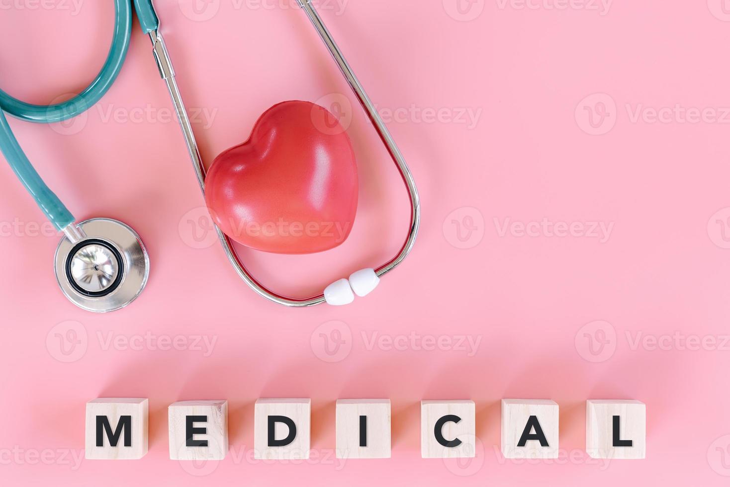 exame médico e conceito de seguro de saúde, estetoscópio com texto médico em fundo rosa isolado. calendário de consultas médicas para fundo de banner de exame médico. saúde e medicina foto