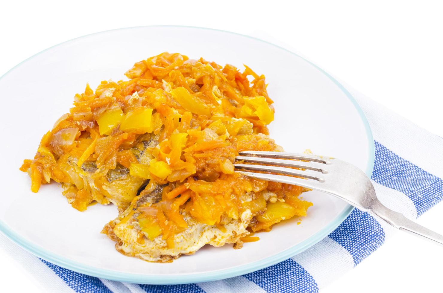 Filé de peixe branco com legumes cozidos. foto