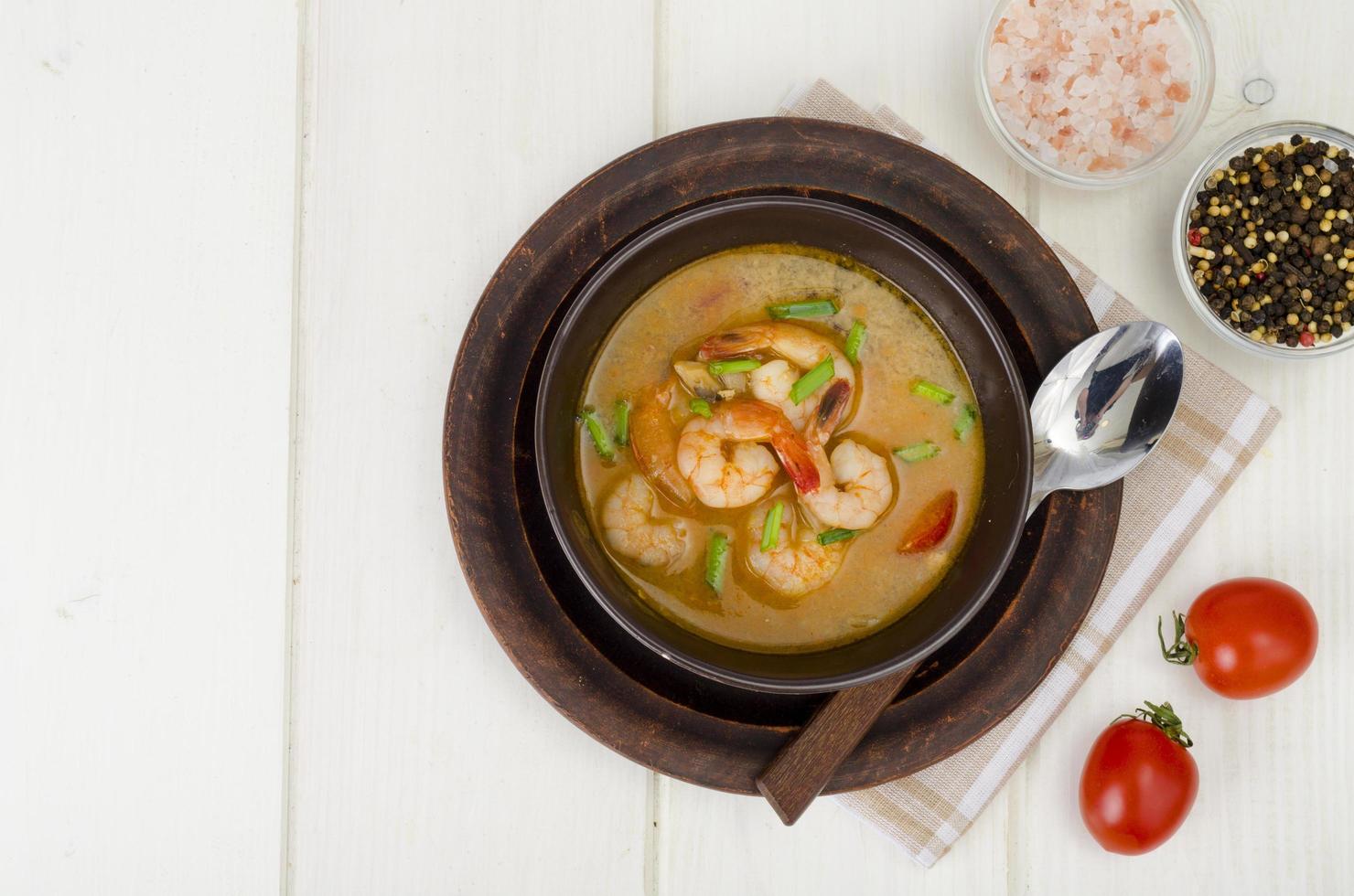 sopa picante de camarão tailandesa no prato. foto de estúdio.