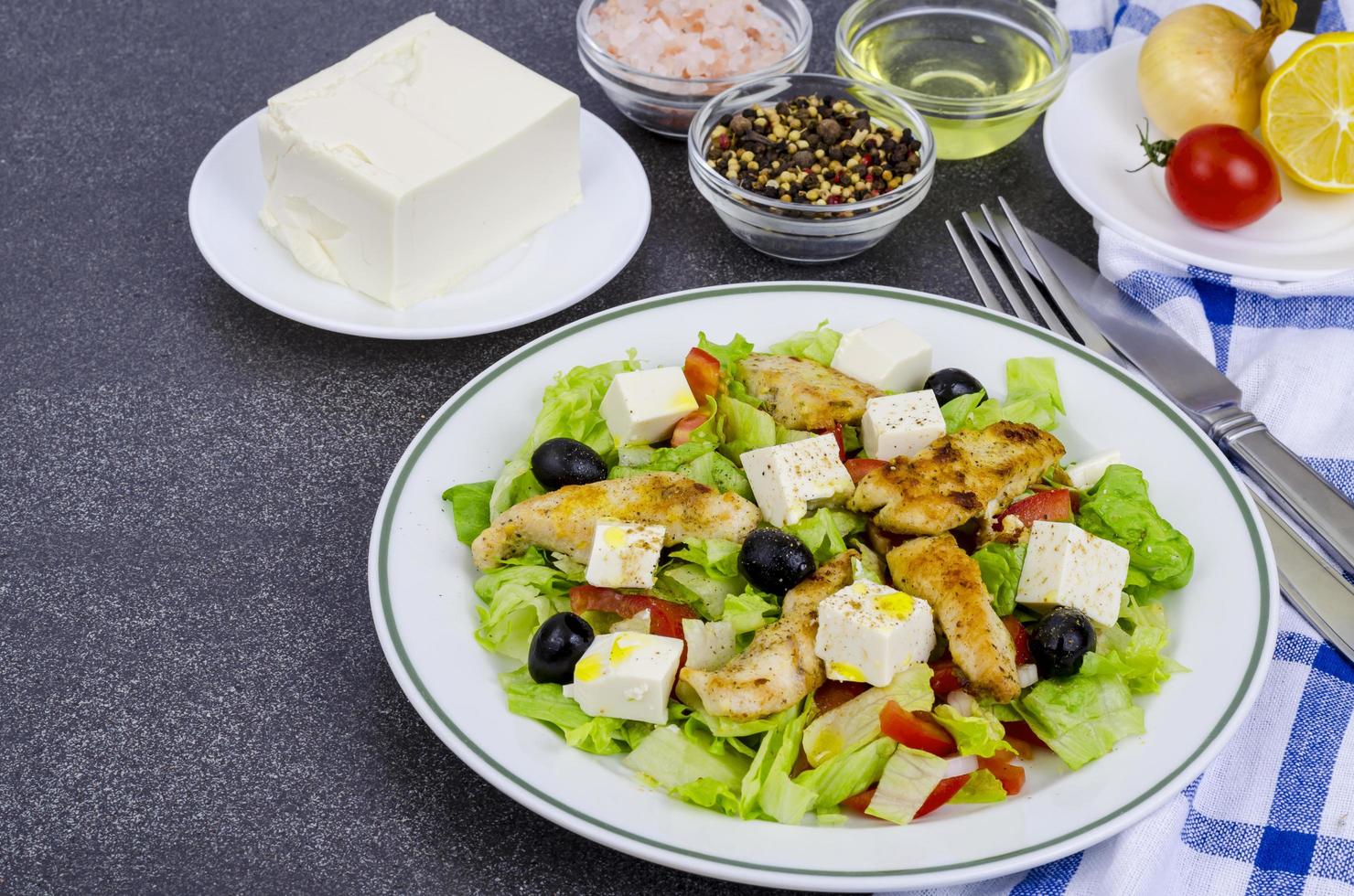 Salada de legumes com tofu e peito de frango. foto