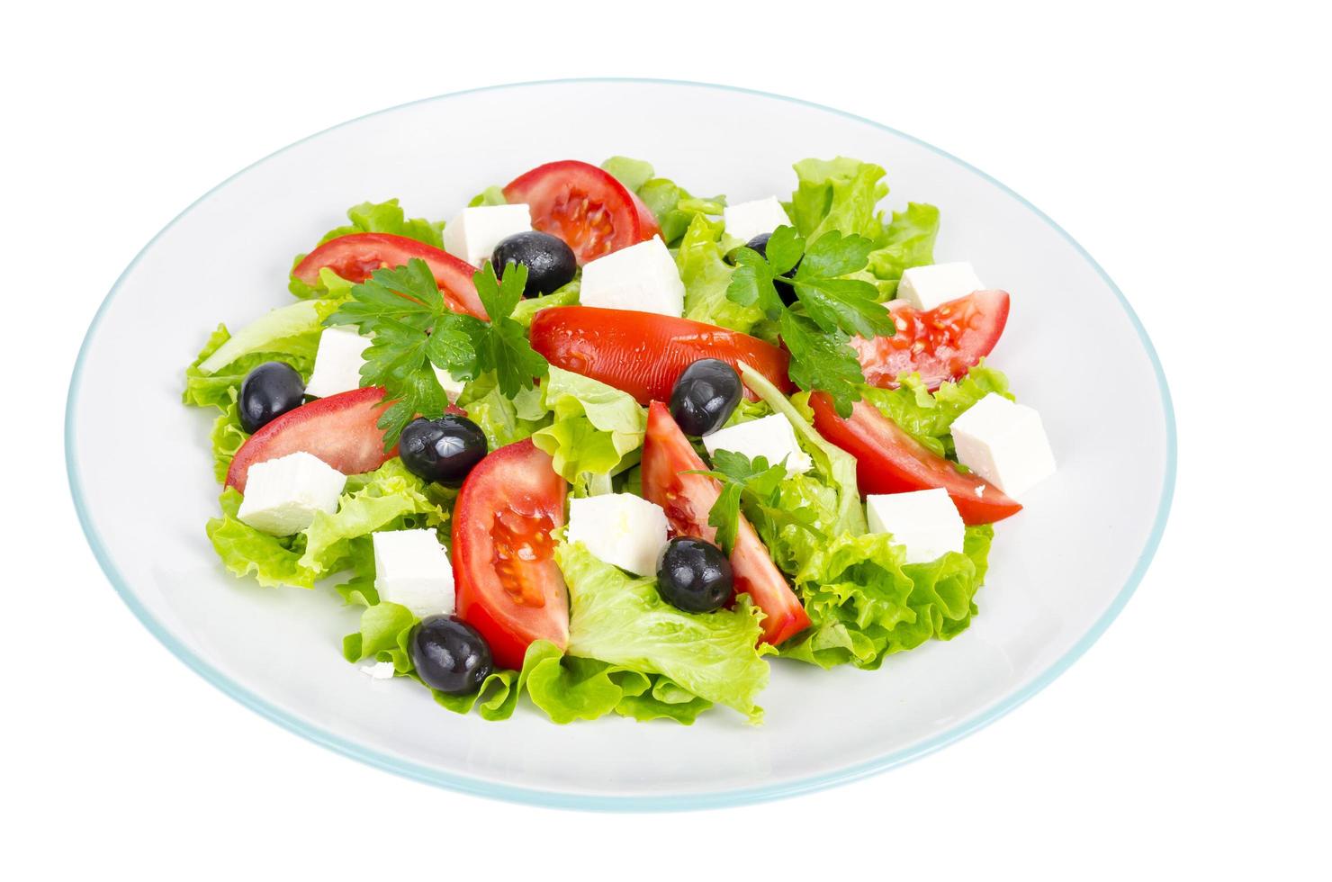 estilo de vida saudável. salada de dieta de vegetais com azeitonas e queijo de cabra no fundo branco. foto