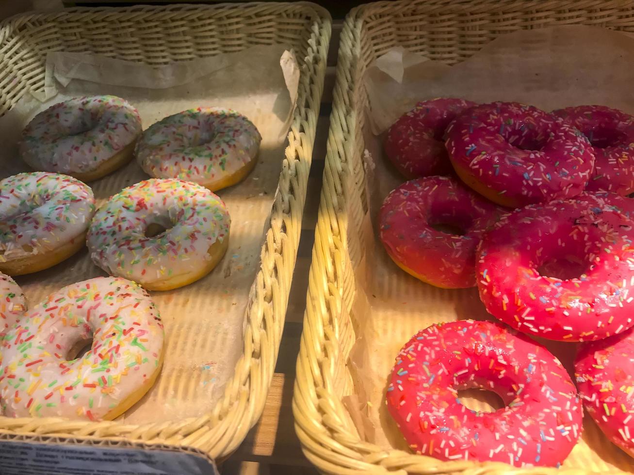 caixas com donuts nas prateleiras da padaria, festa de hanukkah foto