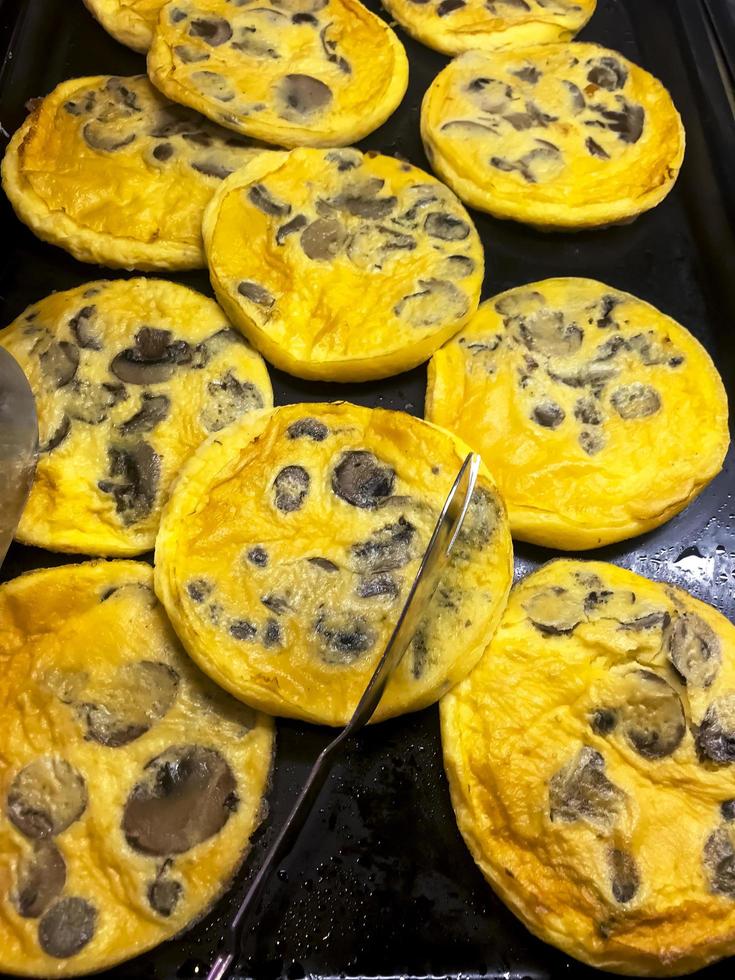 omeletes em porções redondas com cogumelos. foto de estúdio