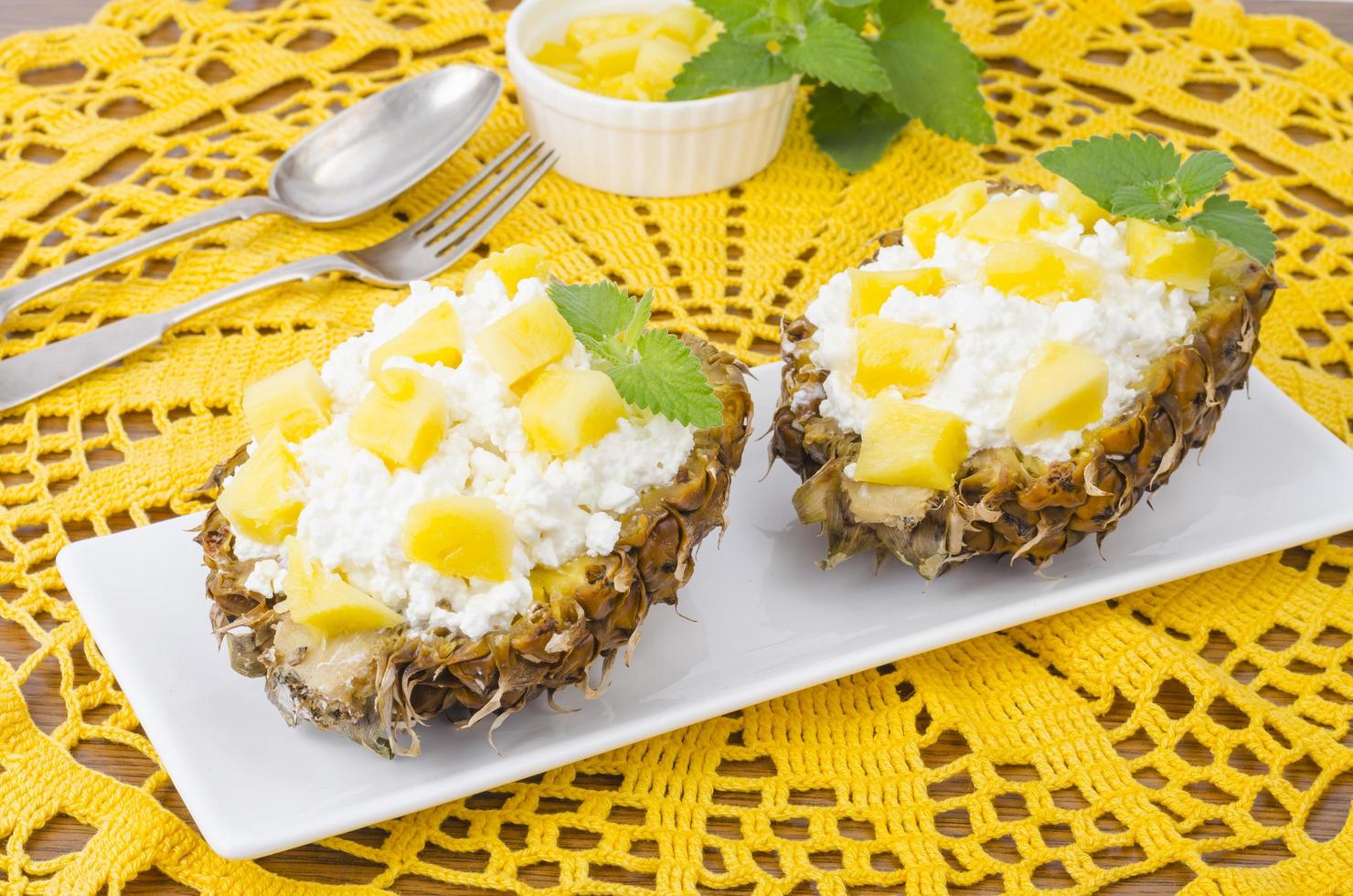 menu de dieta. programa de perda de peso. laticínios e frutas. queijo cottage caseiro ao meio abacaxi foto