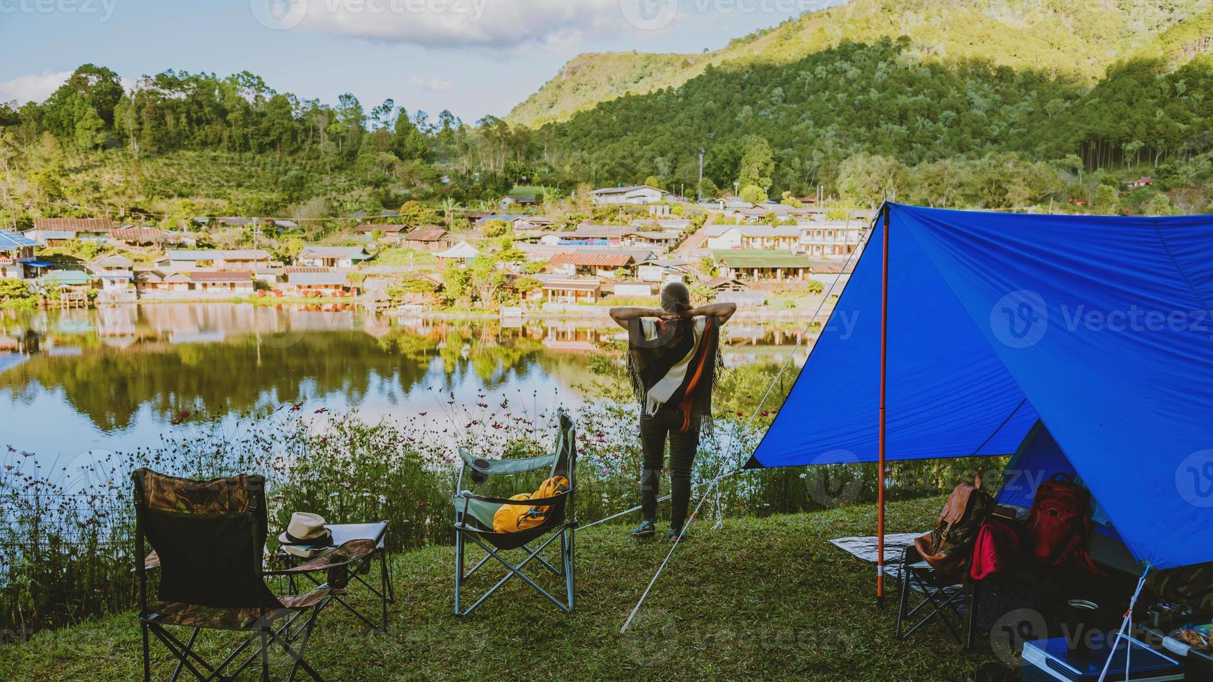 viajar acampar na montanha em aldeias rurais, perto do lago, férias relaxantes para turistas mulheres asiáticas. foto