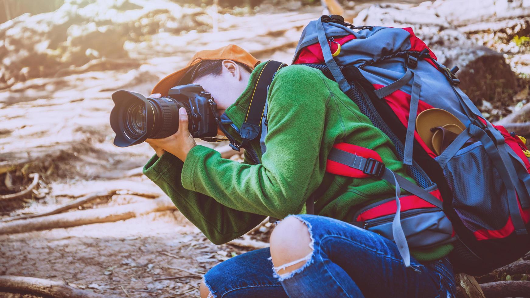 mulheres asiáticas do fotógrafo viajando natureza da fotografia. viajar relaxar na caminhada de férias na floresta. Tailândia foto