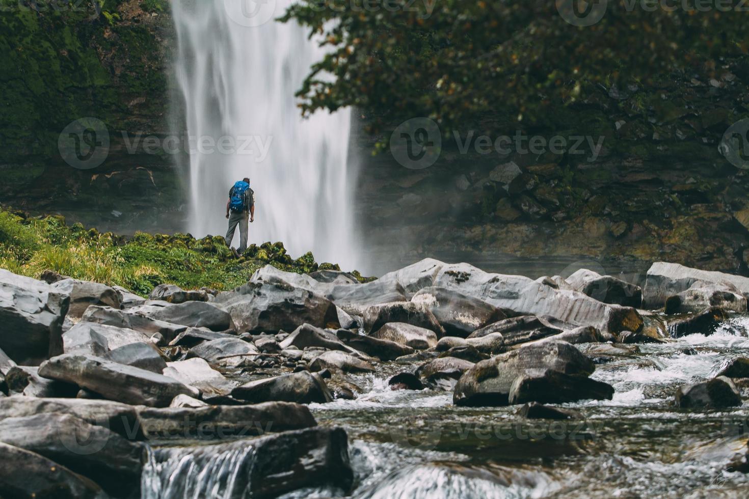 homem grande cachoeira foto