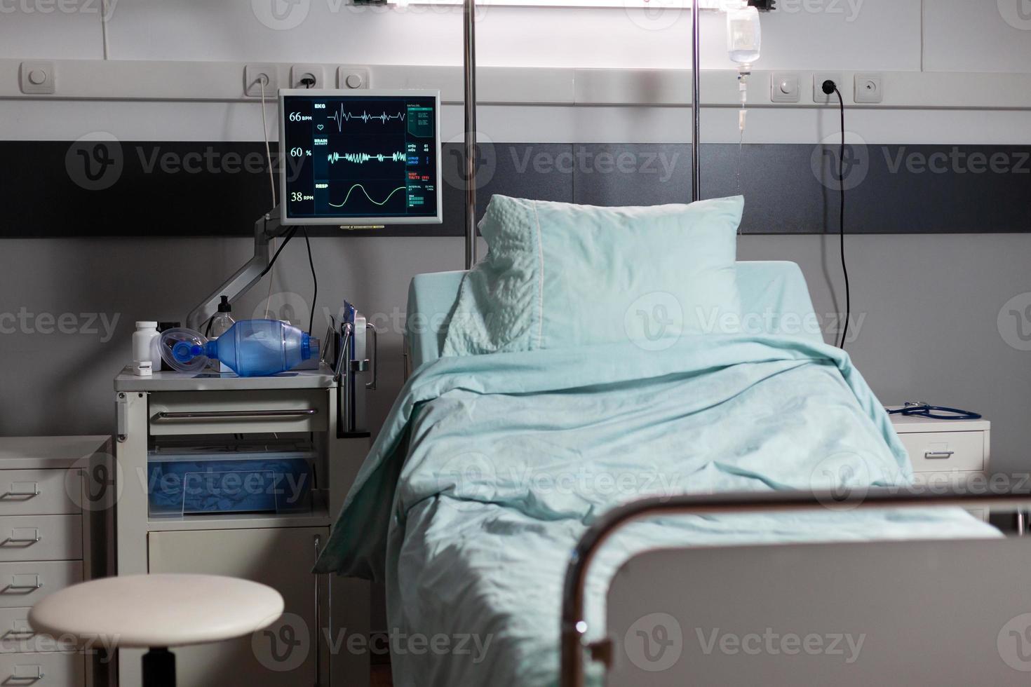 sala de recuperação com camas e equipamentos médicos confortáveis em um hospital foto