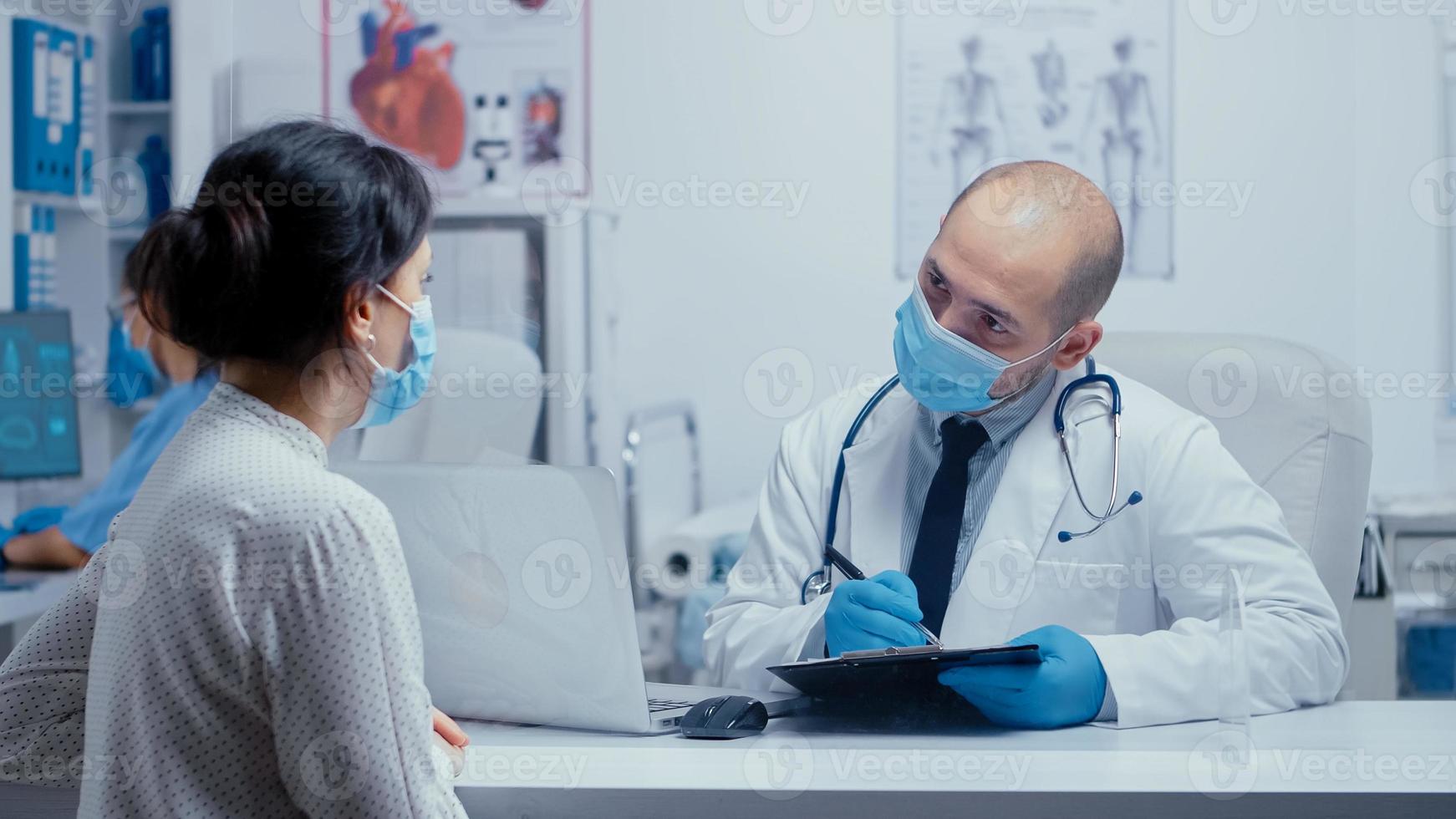 questionando o paciente durante covid-19 foto