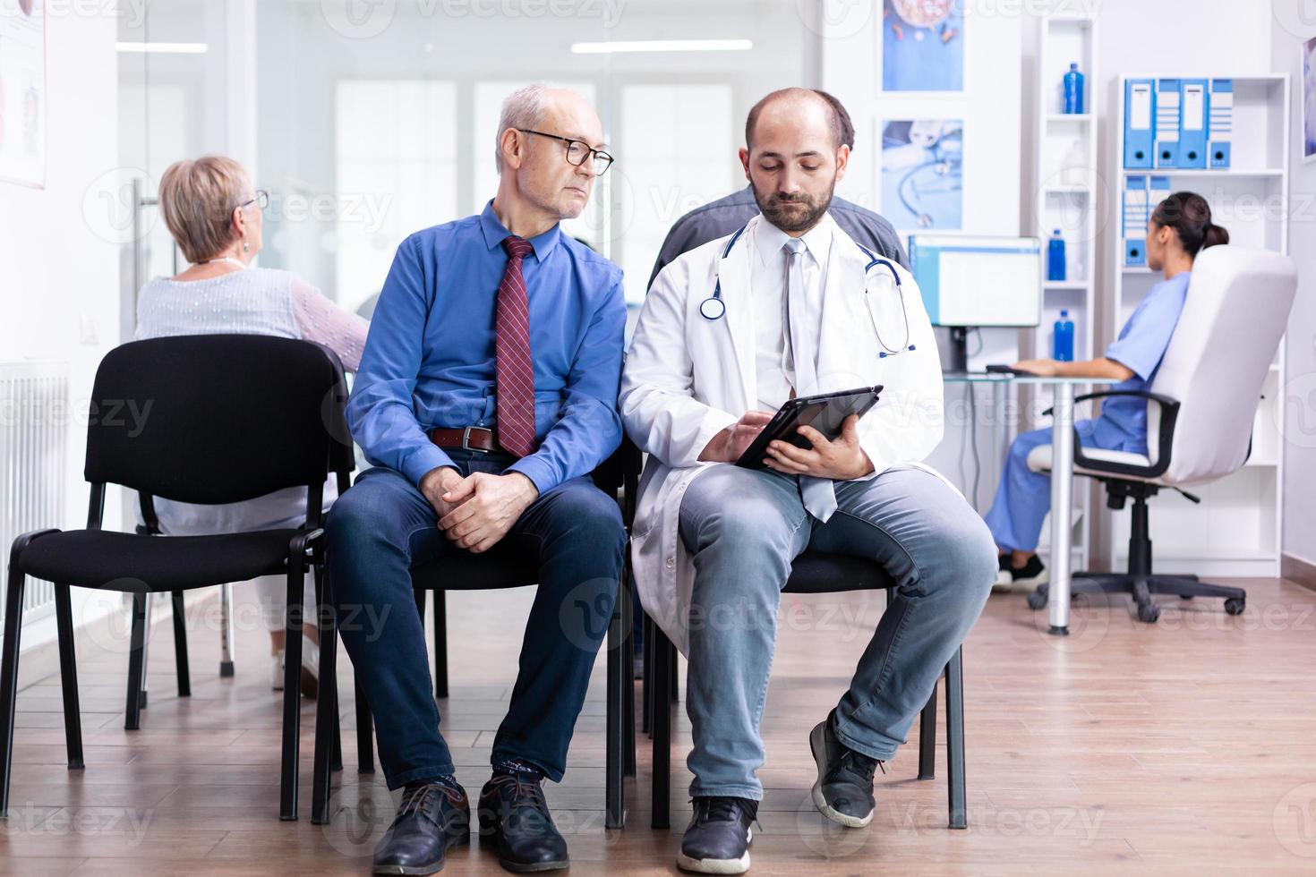 médico explicando os resultados do teste para o homem mais velho foto